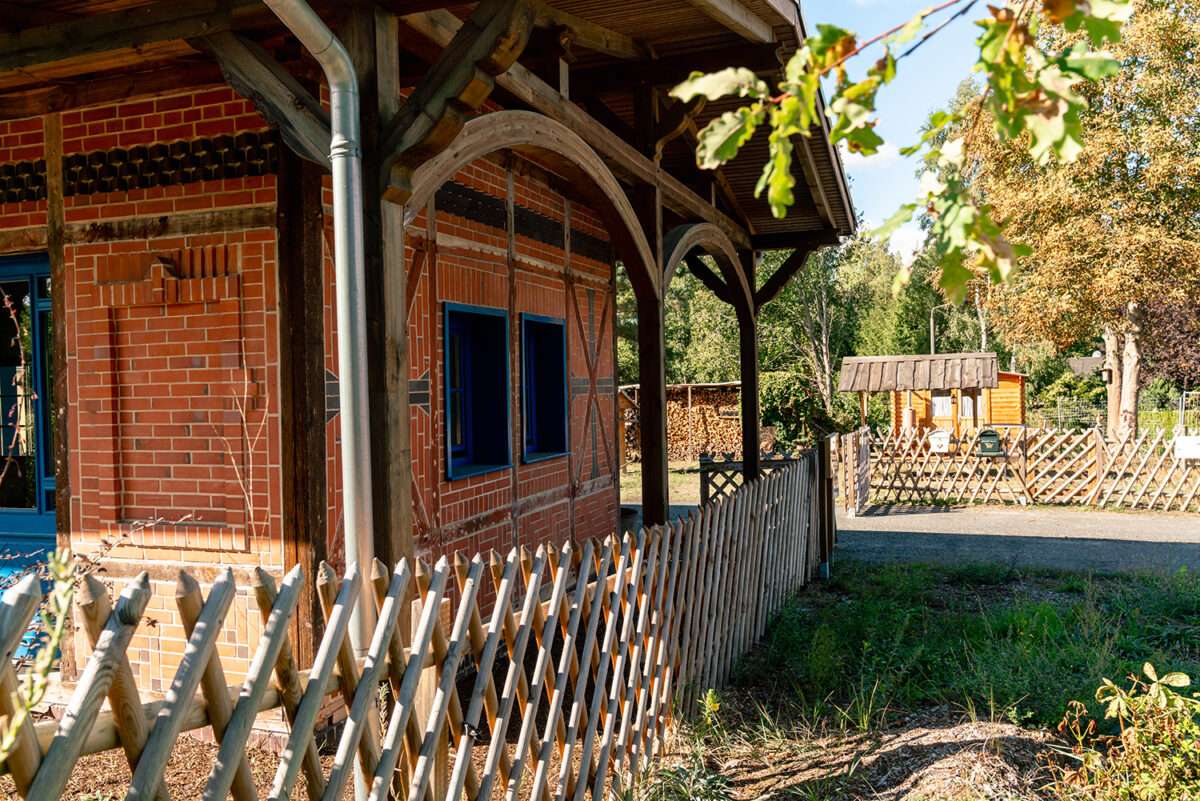 Der Außenbereich des alten Bahnhofs Ruhlsdorf-Zerpenschleuse, Marienwerder, im schönen Naturpark Barnim, Barnimer Land, Brandenburg.